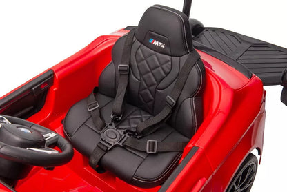 Akumuliatorinis automobilis BMW M5 su platforma tėvams, raudonas, lakuotas