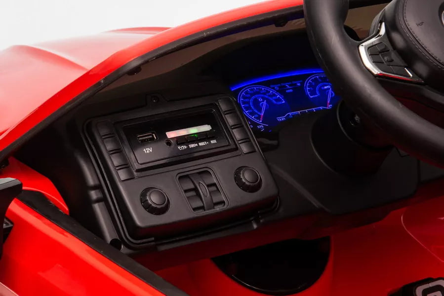 Akumuliatorinis automobilis BMW M5 su platforma tėvams, raudonas, lakuotas
