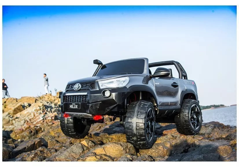 Akumuliatorinis automobilis Toyota Hilux su nuotolinio valdymo pulteliu, LED žibintais, MP3, juodas lakuotas