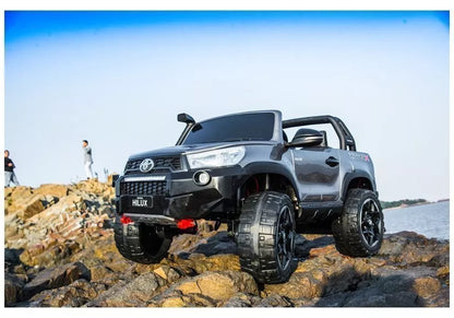 Akumuliatorinis automobilis Toyota Hilux su nuotolinio valdymo pulteliu, LED žibintais, MP3, juodas lakuotas