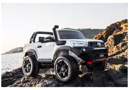 Akumuliatorinis automobilis Toyota Hilux su nuotolinio valdymo pulteliu, LED žibintais, MP3, juodas lakuotas